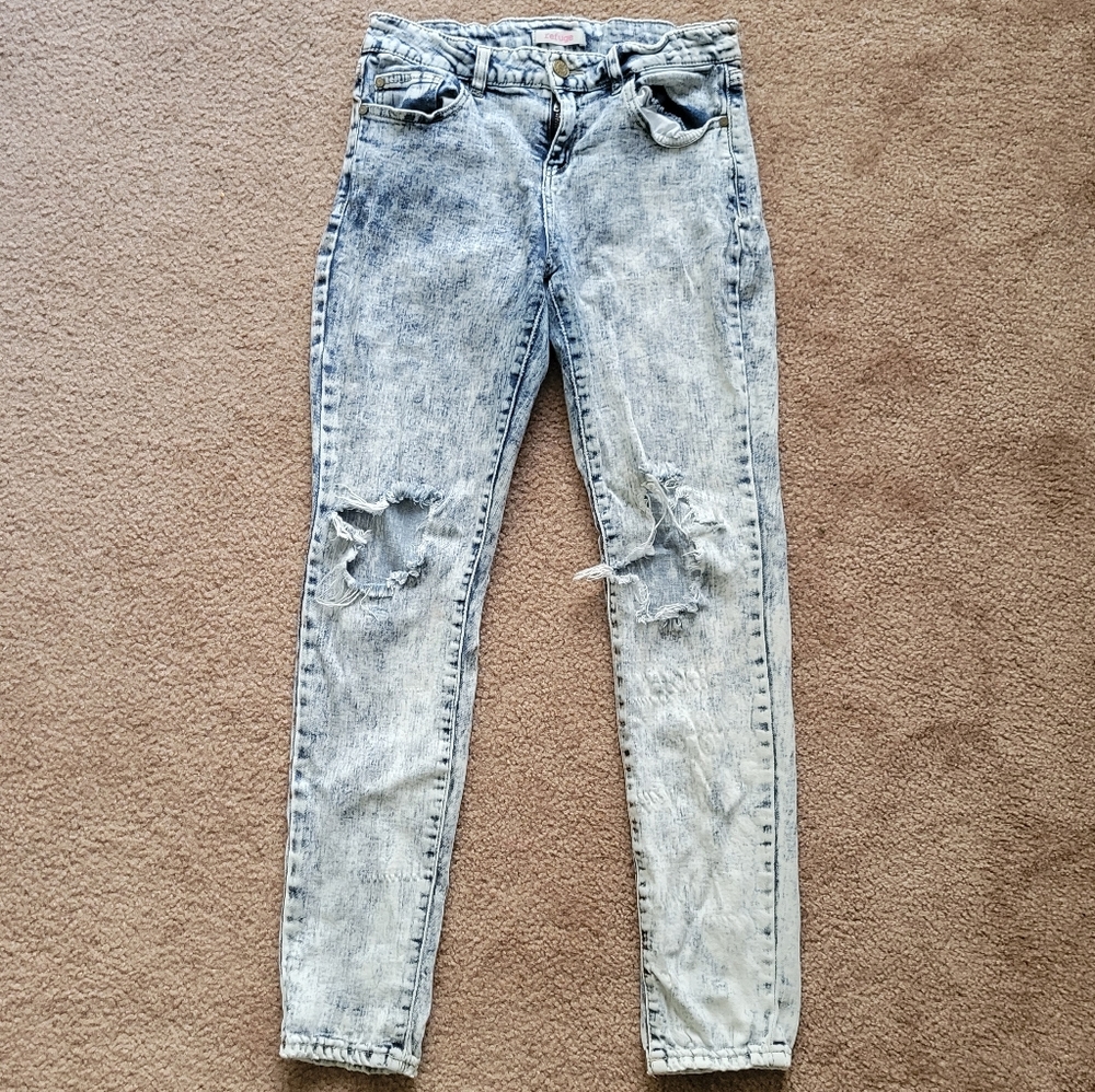 High-waisted ripped jeans
